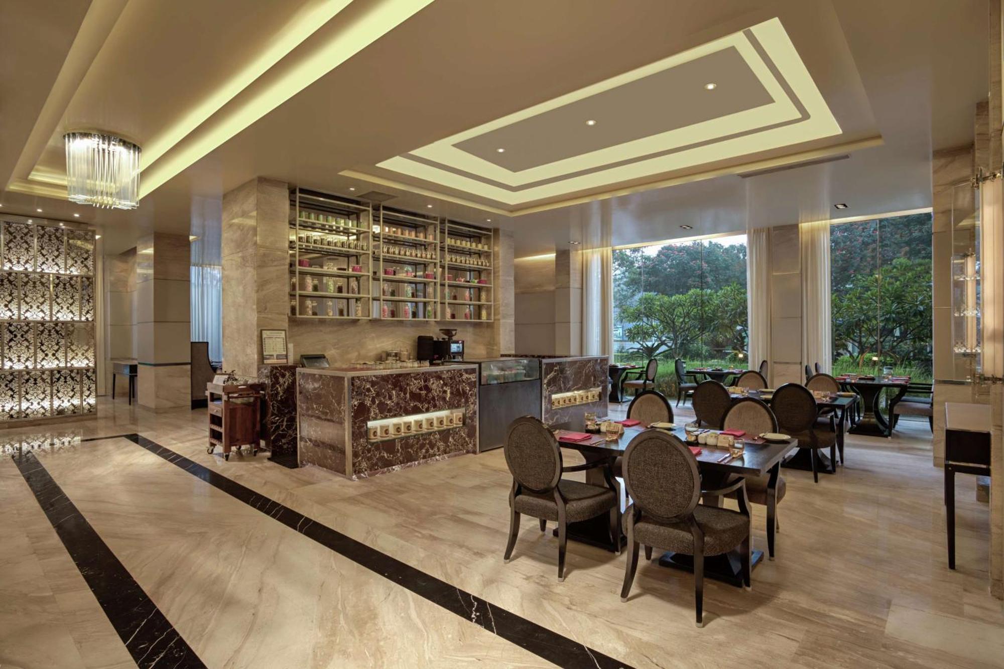 Doubletree Suites By Hilton Bengaluru Outer Ring Road Bangalore Exteriör bild